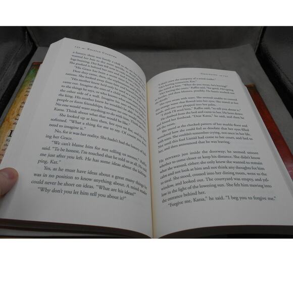 Graceling by Kristin Cashore Hardcover 2008 Harcourt Hardcover Very Good - Picture 6 of 7